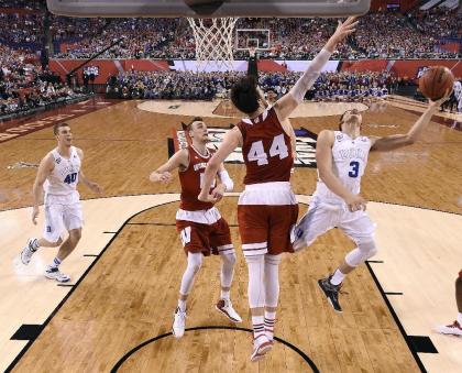 Wisconsin&#39;s Frank Kaminsky (44) tries to block a shot by Duke&#39;s Grayson Allen (3). (AP)