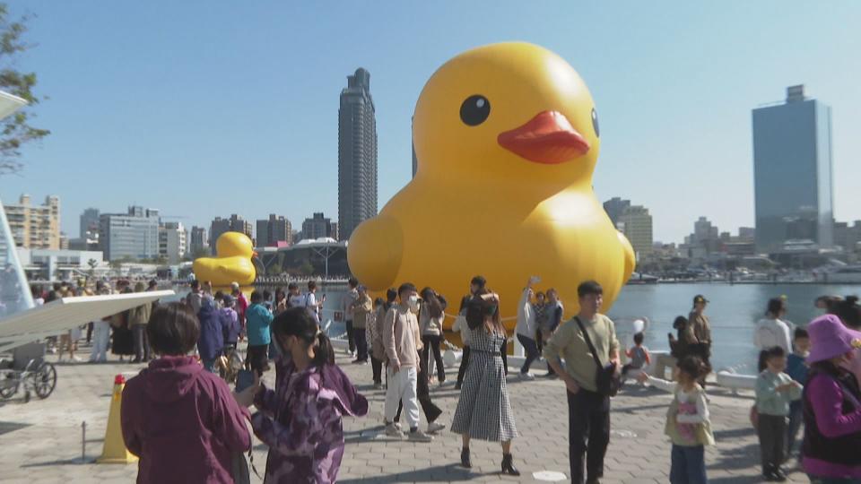 黃色小鴨在高雄展出近一個月的時間，吸引超過800萬名遊客參觀。