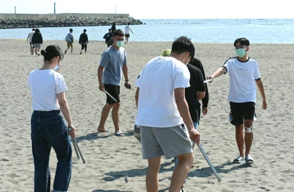 崑大電機系學會號召學生在台南安平觀夕平台進行淨灘，齊心協力維護海灘的清潔和保護生態環境。　（崑大提供）