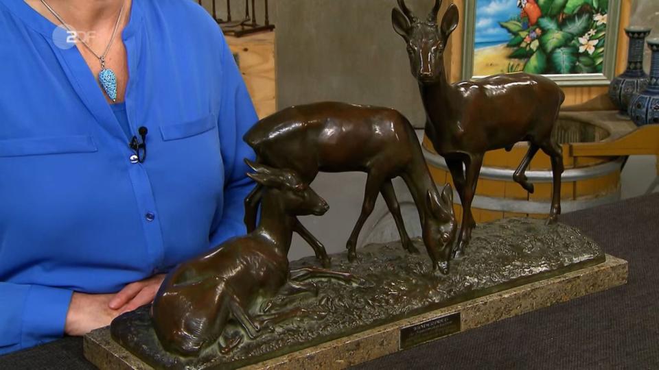 Dafür blieb eine Bronzegruppe von Fritz Diller, ein Wanderpreis für Sauerrahmbutter, aus der Zeit zwischen 1938 und 1949 mit 800 Euro weit unter dem Schätzpreis. (Bild: ZDF)