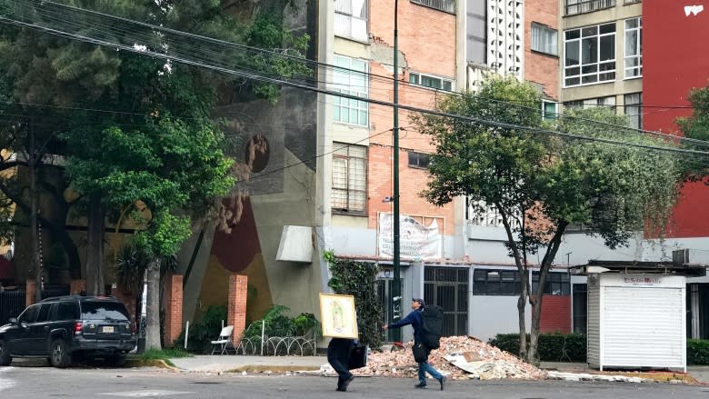Mexicans homeless after quake rely on kindness of strangers to survive