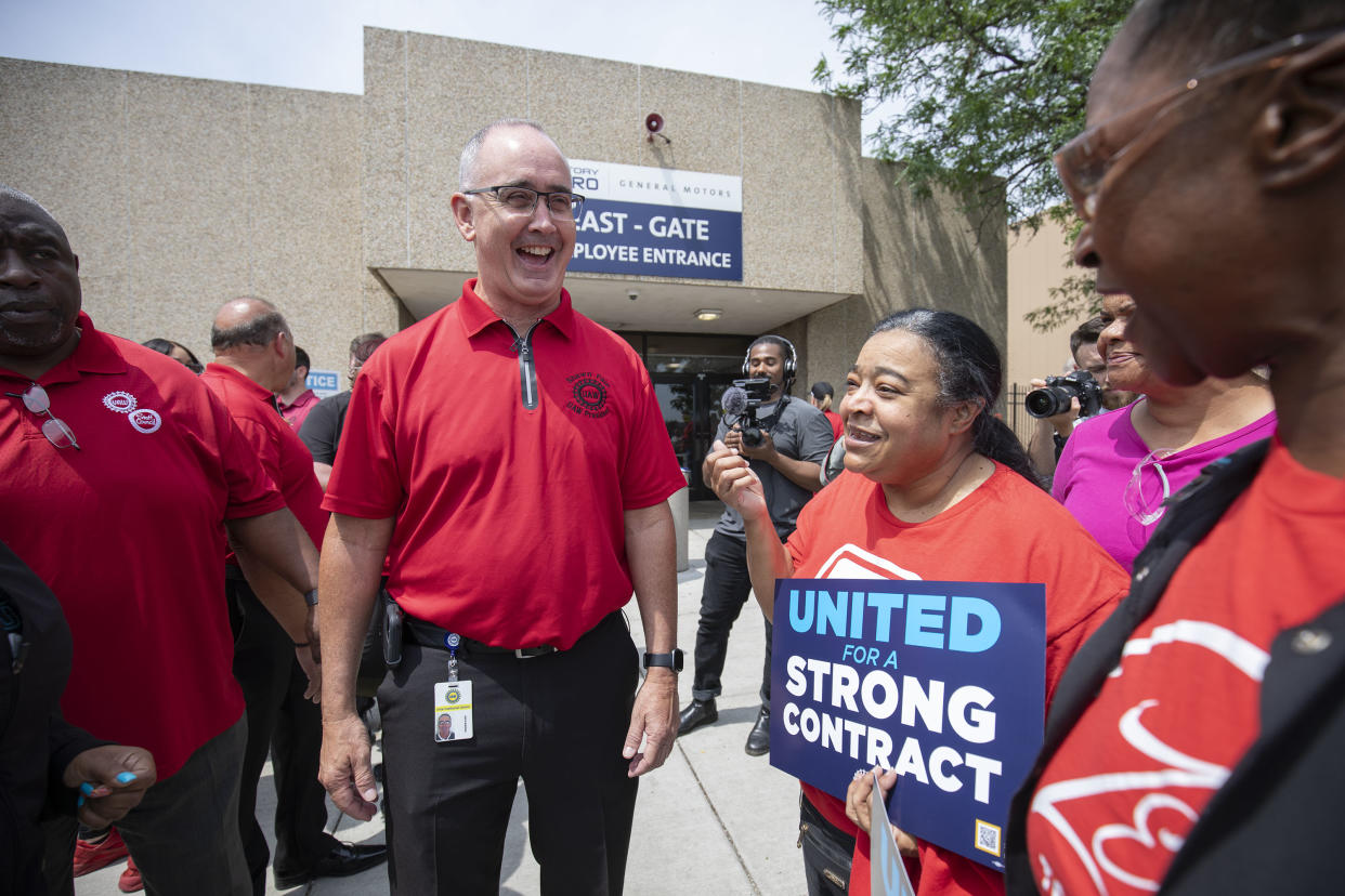 El presidente de United Auto Workers, Shawn Fain, habla y saluda a los trabajadores de General Motors en GM Factory Zero el 12 de julio de 2023 en Detroit, Michigan. (Foto de Bill Pugliano/Getty Images)