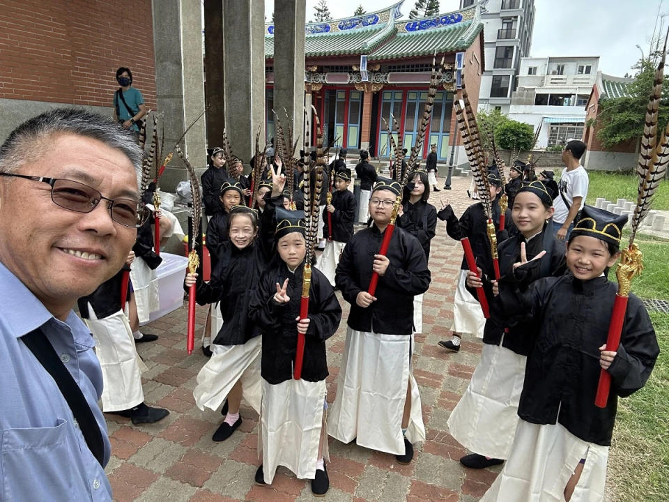 陳智賢校長帶著孩子參加祭孔大會，拓展視野。