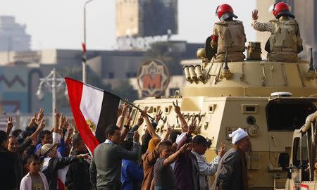 Supporters of Egypt's President Abdel Fattah al-Sisi cheer at soldiers during a demonstration against the Muslim Brotherhood and other Islamist groups at Tahrir Square in Cairo November 28, 2014. REUTERS/Amr Abdallah Dalsh