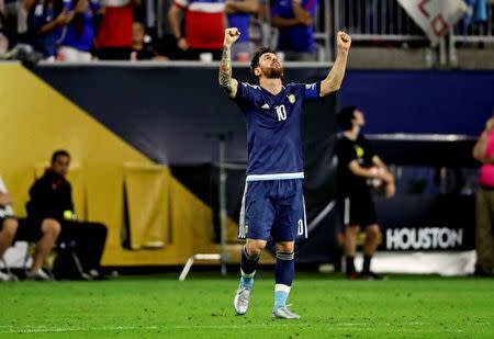 Lionel Messi celebra su gol en la victoria de Argentina frente a Estados Unidos, en las semifinales de la Copa América, en Estados Unidos. 21 de junio de 2016. Muchas veces se ha mirado en menos la Copa América cuando se la compara con la Eurocopa, tanto que a éste último torneo los medios lo han llamado frecuentemente "un Mundial sin Brasil y Argentina". Kevin Jairaj-USA TODAY Sports