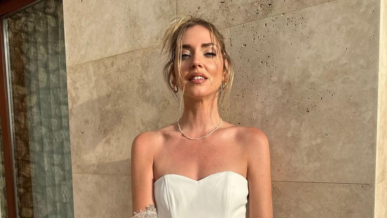 Chiara Ferragni con minivestido blanco en una despedida de soltera en Mallorca