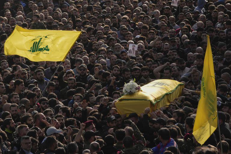 Funeral del comandante de alto rango de Hezbollah, Wissam Tawil, en la aldea de Khirbet Selm, en el sur del Líbano, el martes 9 de enero de 2024.  (AP Photo/Hussein Malla)