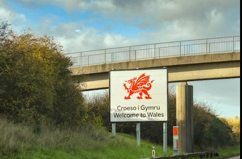 <span class="caption">Mae Llywodraeth Cymru wedi cyhoeddi cynllun ar gyfer troi Cymru'n 'genedl noddfa'.</span> <span class="attribution"><a class="link " href="https://www.shutterstock.com/image-photo/second-severn-crossing-wales-november-2018-1229207257" rel="nofollow noopener" target="_blank" data-ylk="slk:Ceri Breeze/Shutterstock;elm:context_link;itc:0;sec:content-canvas">Ceri Breeze/Shutterstock</a></span>