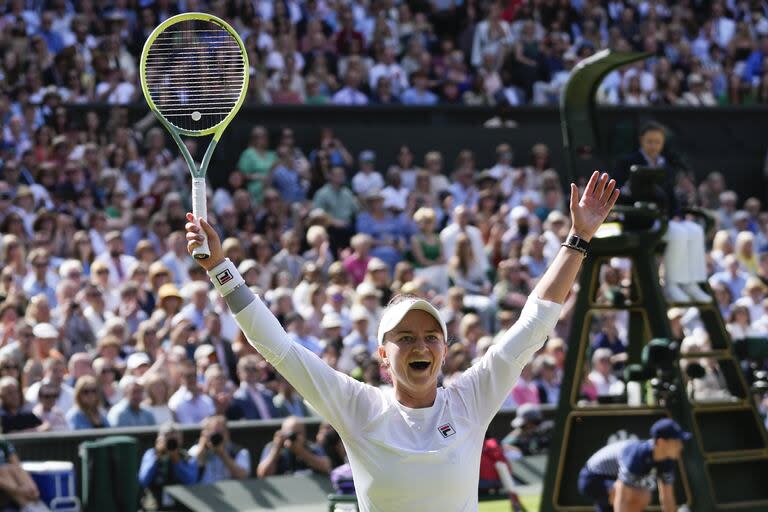 Barbora Krejcikova festeja su triunfo ante la italiana Jasmine Paolini y por segundo año seguido el título de singles femenino de Wimbledon se lo lleva una checa