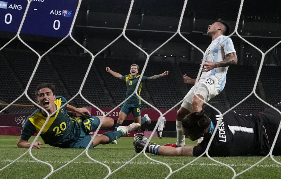 Lachlan Wales celebra tras marcar el primer gol de Australia en la victoria 2-0 ante Argentina en el fútbol de los Juegos Olímpicos, el jueves 22 de julio de 2021, en Sapporo. (AP Foto/Silvia Izquierdo)