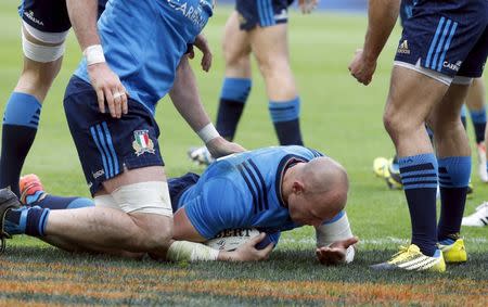 Rugby Union - France vs Italy - Stade de France, Paris, France - 6/2/16. Italy's Sergio Parisse scores a try during a Six Nations tournament match. REUTERS/Benoit Tessier