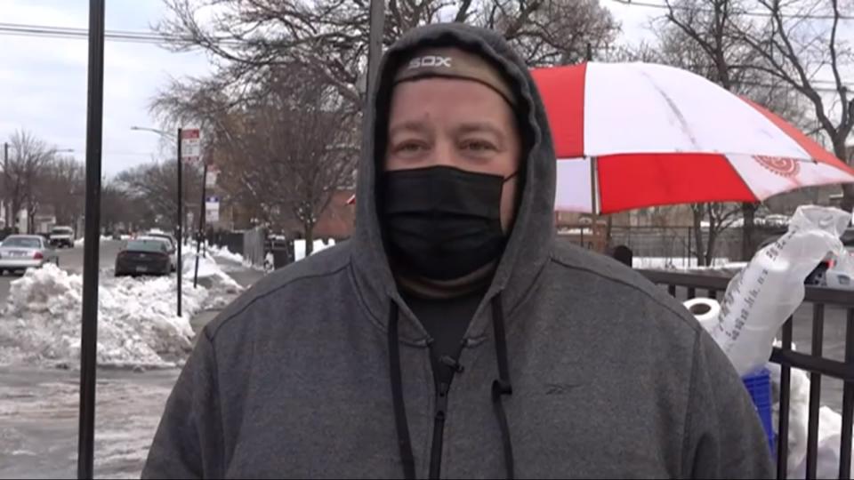 Robert Magiet, dueño del restaurante TaKorea Cocina en Chicago, sale a las calles para comprarle todos los tamaeles a vendedores ambulantes durante el gélido clima de esa ciudad. (Captura de video/WLS-ABC7)