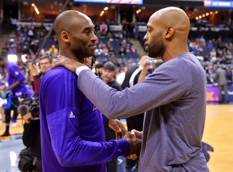 ▲Vince Carter(右)稍早接受記者專訪，談到自己是如何面對退役，他則是表示是已故球星Kobe Bryant(左)給予他信心。（圖／美聯社／達志影像）