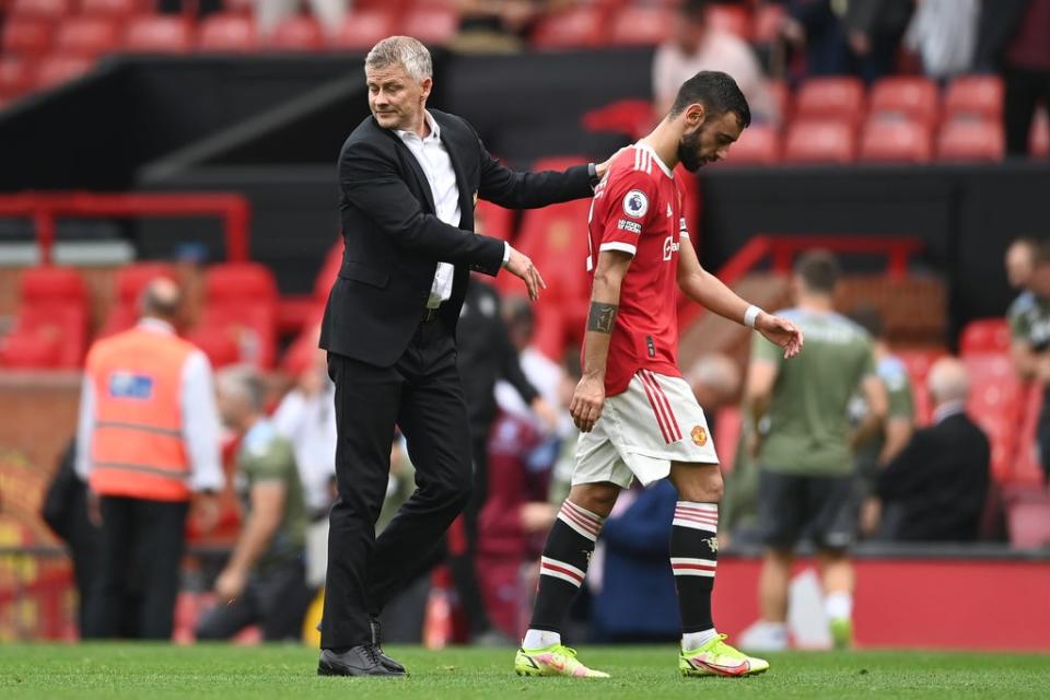 United coach Ole Gunnar Solskjaer consoles Fernandes at full-time (Getty Images)