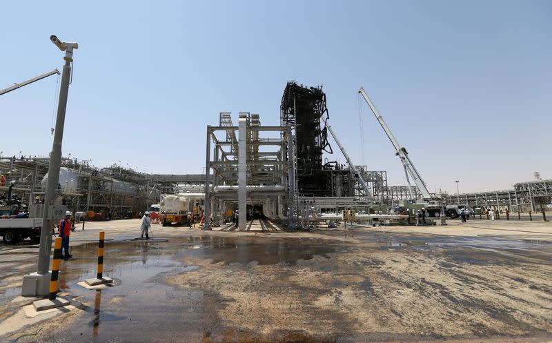 FOTO DE ARCHIVO: Trabajadores en las instalaciones dañadas de la planta petrolera Saudi Aramco en Khurais, Arabia Saudí, el 20 de septiembre de 2019