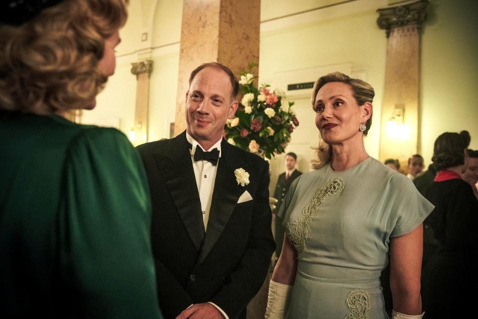 Das Nazi "Power Couple" bei der Arbeit: Das Ehepaar Bettina und Gustav Gruber (Anna Schudt und Johann von Bülow) spinnt seine Netzwerke im Berlin des Jahres 1943. (Bild:  Sky Studios/Bavaria Fiction/Stanislav Honzík)