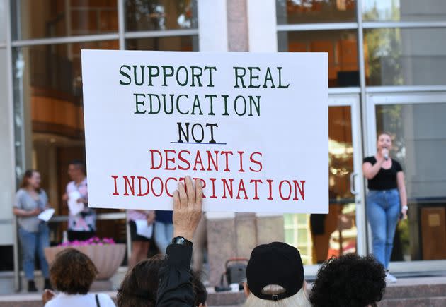 دانش‌آموزان و دیگران در اعتراض به سیاست‌های آموزشی فلوریدا در 21 آوریل در خارج از تالار شهر اورلاندو شرکت کردند.