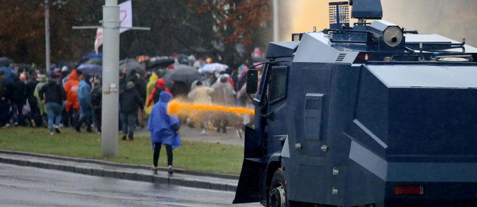 Un camion à eau vise un manifestant à Minsk dimanche.
