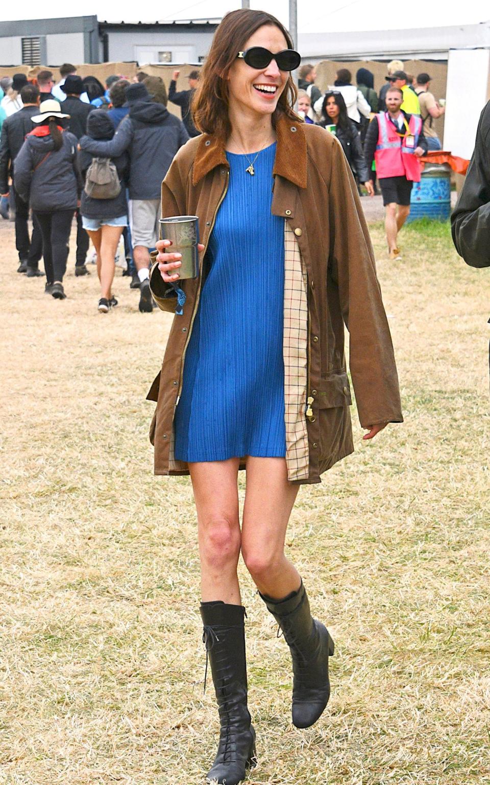 Η Alexa Chung φοράει ένα vintage σακάκι Barbour στο Glastonbury 2022