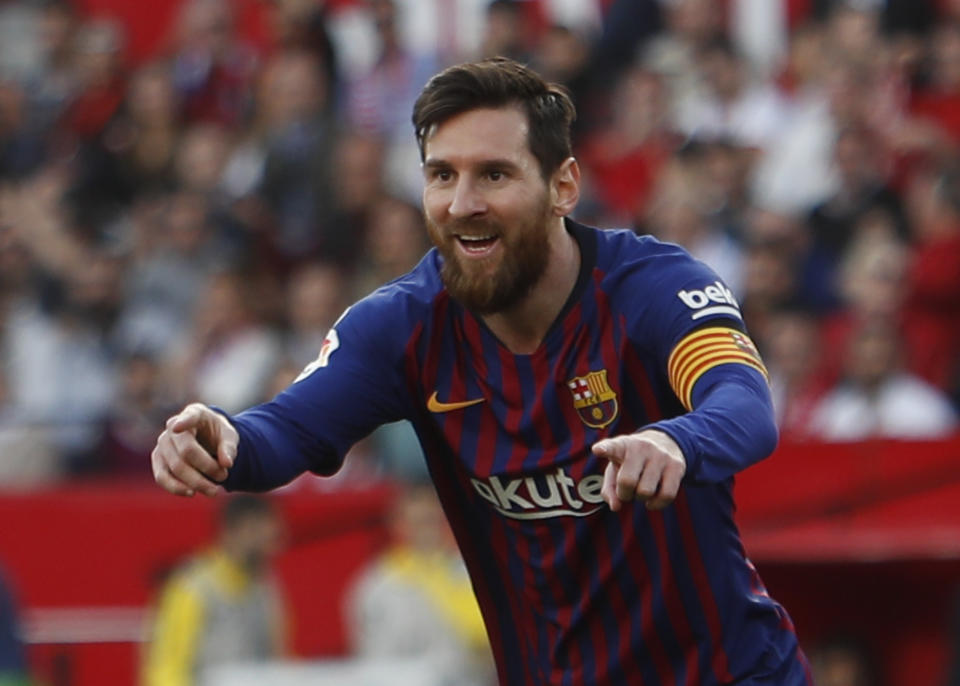 Lionel Messi festeja tras anotar el segundo gol del Barcelona en el partido ante Sevilla en la Liga española, en Sevilla, el sábado 23 de febrero de 2019. (AP Foto/Miguel Morenatti)