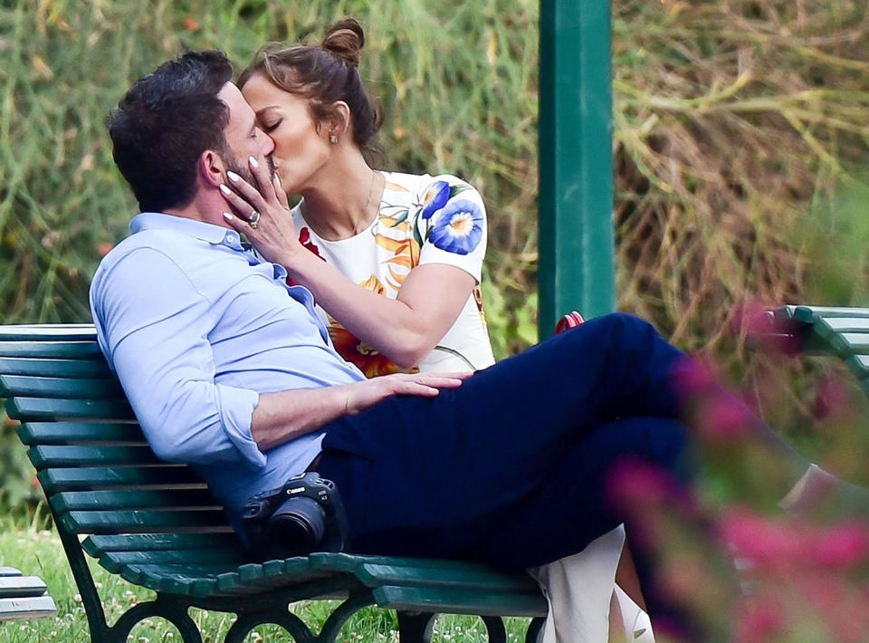 Jennifer Lopez and Ben Affleck Kissing in Paris