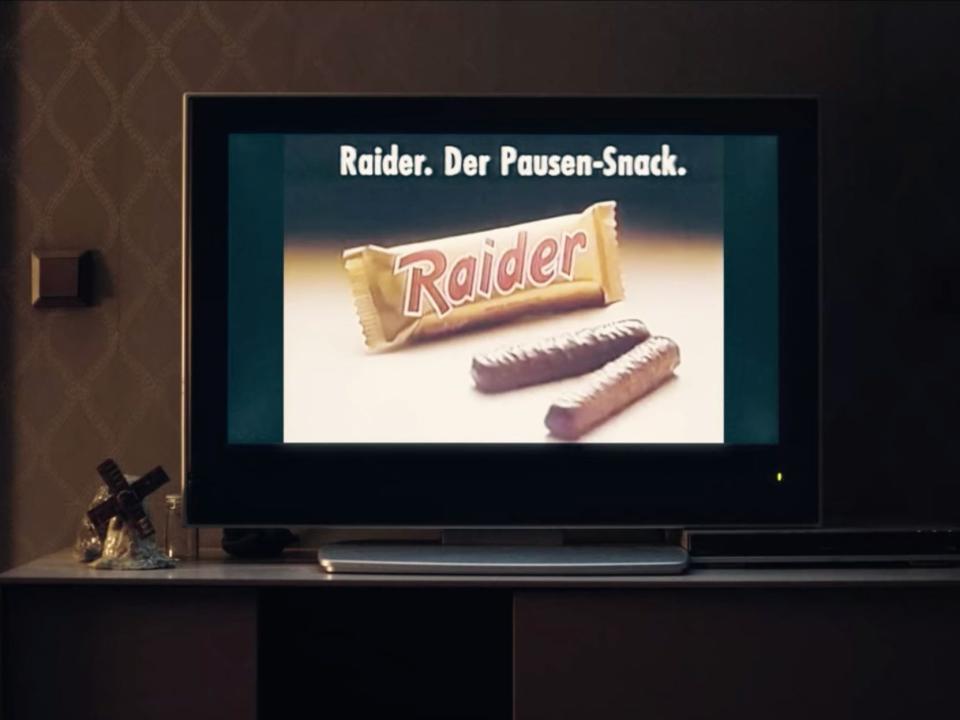 Raider candy bar commercial S1E10 Dark Netflix 