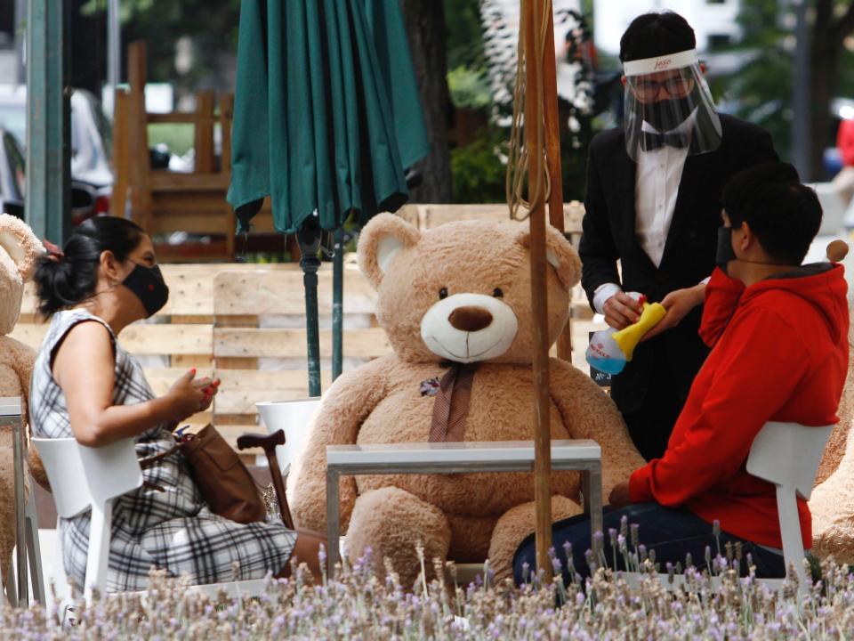 MEXICO CITY, MEXICO - JULY 28, 2020: Owners of restaurants put Giant teddy bears on the chairs as an attempt to get customers to respect social distancing, a method used in some parts of the world like Paris on July 28, 2020 in Mexico City, Mexico- PHOTOGRAPH BY Leonardo Casas / Eyepix Group/ Barcroft Studios / Future Publishing (Photo credit should read Leonardo Casas / Eyepix Group/Barcroft Media via Getty Images)