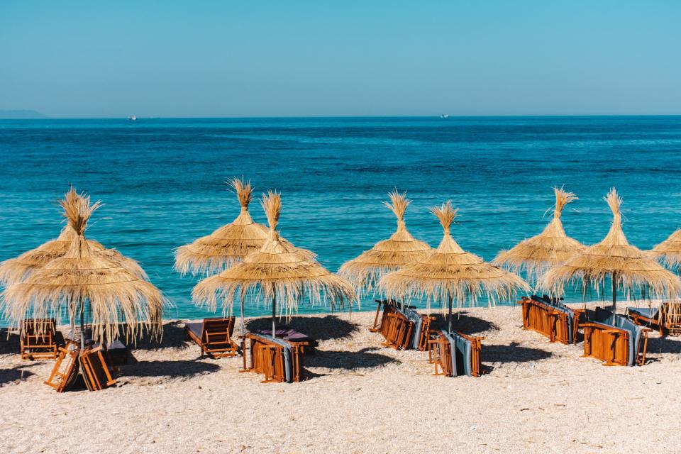 Himare Beach ist einer der zahlreichen Strände in Albanien. - Copyright: Getty Images / Gabriel Mello