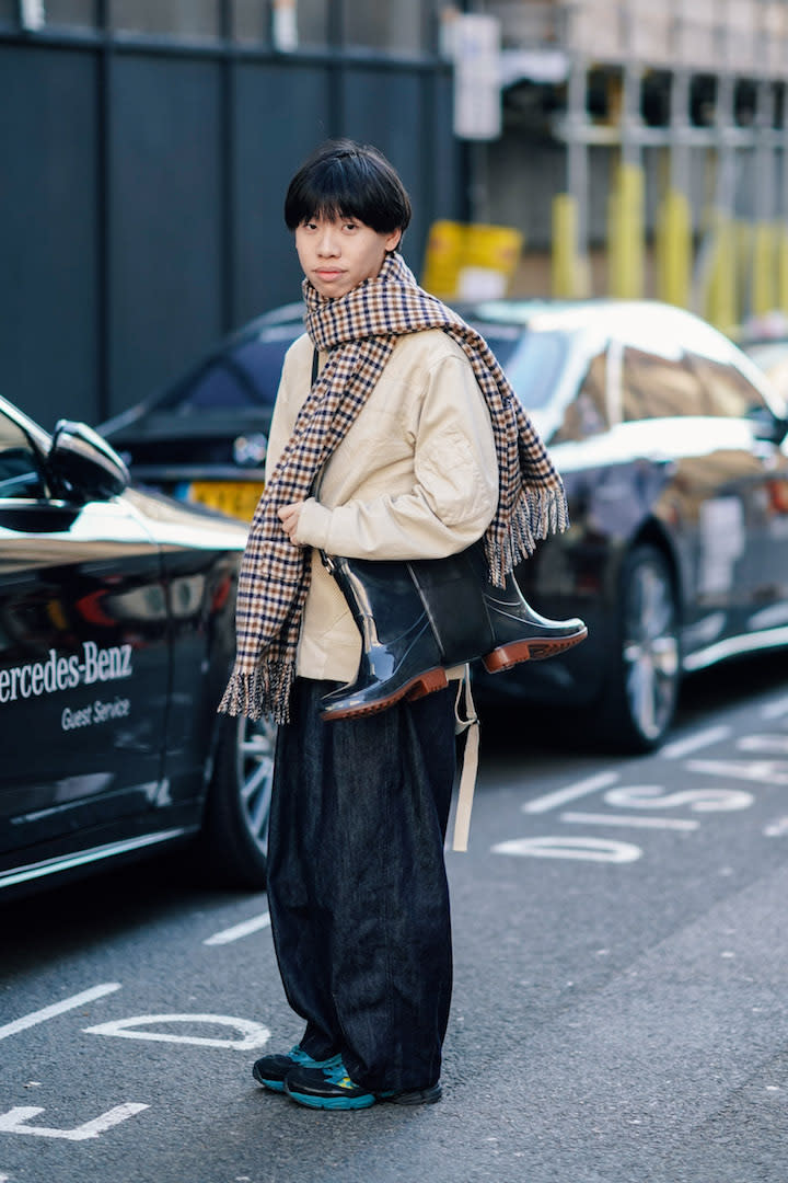 <p>One guest carried a unique boot bag to the shows. <em>[Photo: Getty]</em> </p>