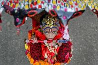 Ein Kind ist als Hindu-Gott Krishna verkleidet und nimmt an der großen Prozession beim „Janmashtami-Festival“ in Bangladesch teil. (Bild: A.M. Ahad/AP)