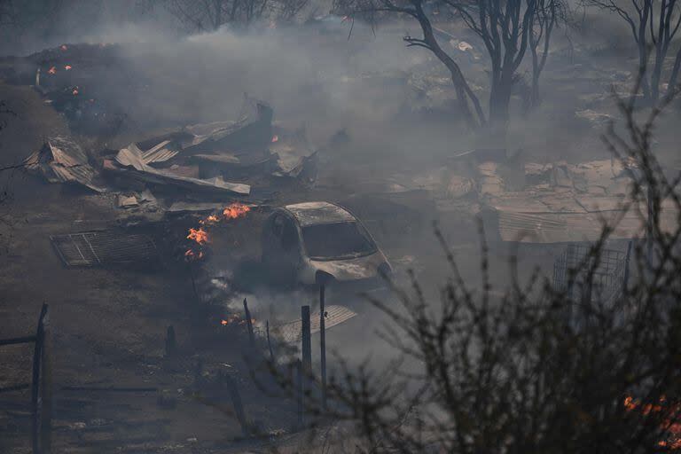 El incendio dejó a su paso destrucción de casas y vehículos. Las autoridades reportan varios muertos