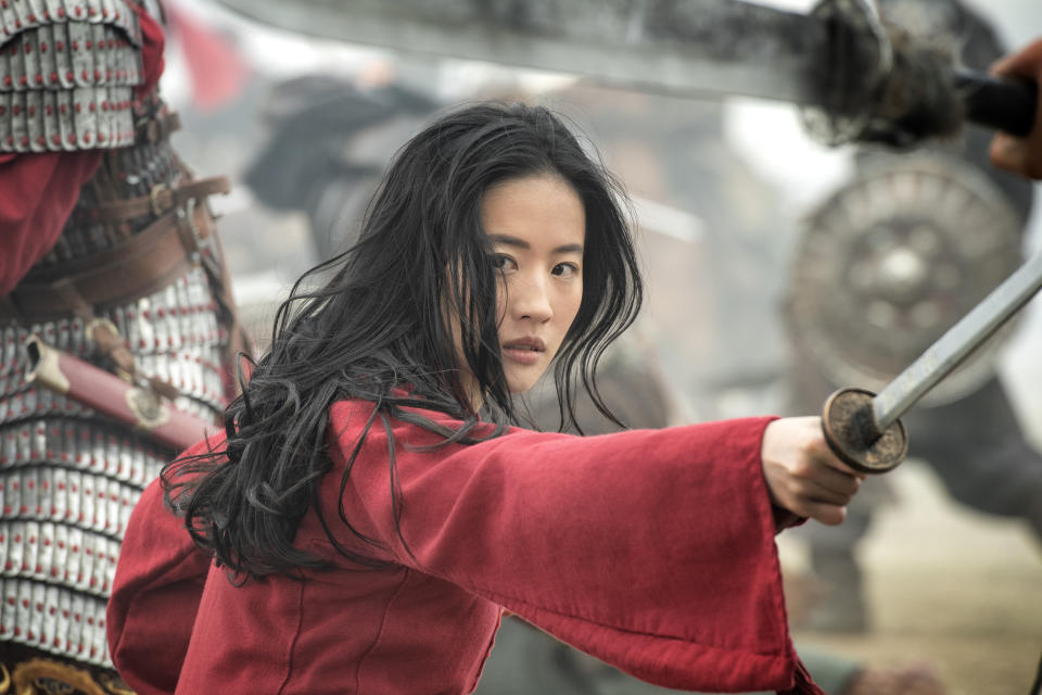 Yifei Liu en el papel protagónico de "Mulan" (“Mulán”) en una fotografía proporcionada por Disney. The Walt Disney Co. pospuso oficialmente el estreno de "Mulan" en medio del brote de coronavirus. Originalmente se iba a estrenar a finales de mes. (Jasin Boland/Disney via AP)