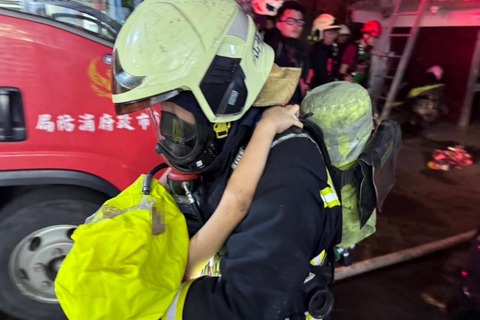 桃園市龍潭區中興路一棟民宅10日凌晨發生火警，消防局獲報立即到場灌救，並從2、3樓引導救出8名受困民眾。（圖／桃園市政府消防局提供）