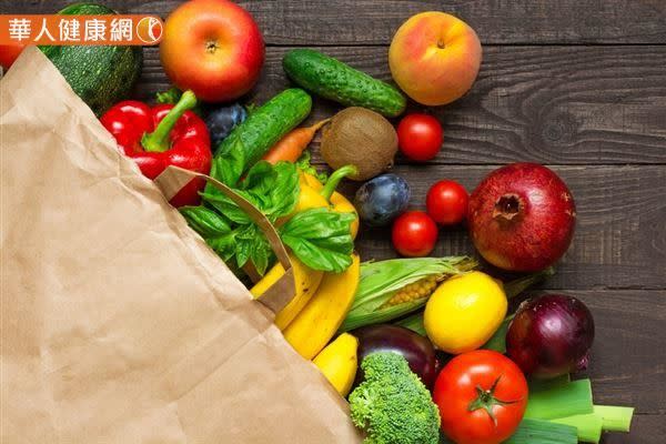 新鮮蔬果富含維生素C，可以提升身體抗氧化能力，也能參與神經傳導物血清素的合成，進而避免憂鬱情緒。