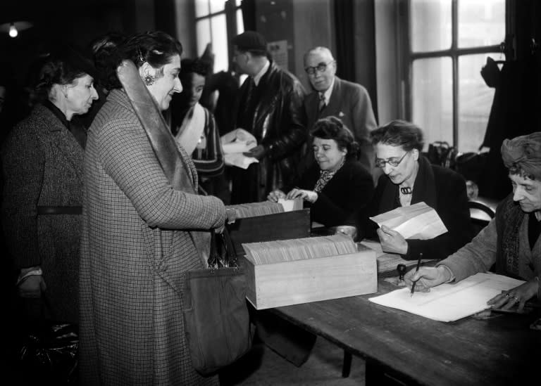 Des Françaises votent pour la première fois, lors des élections municipales, le 29 avril 1945 à Paris (-)