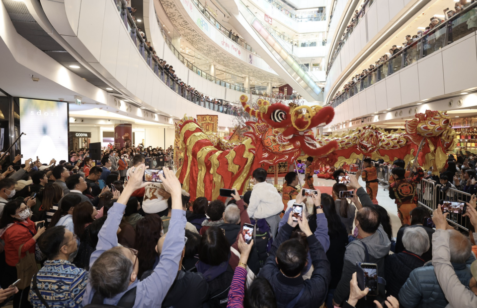 新地十五大商場於11天黃金檔期人流較去年升20%，生意額較去年升約15%，據報有運動鞋店生意額急升幾倍（HK.apm圖片） 