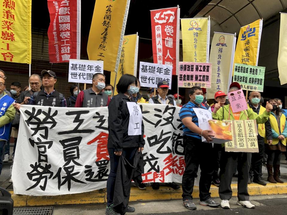 在勞動基金運用局官員涉貪事件下，勞工團體今天(3日)赴勞動部抗議並演出行動劇，批評勞工退休金被當成利益輸送的籌碼。（楊文君攝）