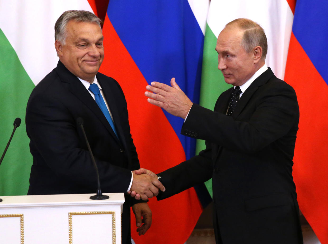 Orbán shakes hands with Russian President Vladimir Putin.