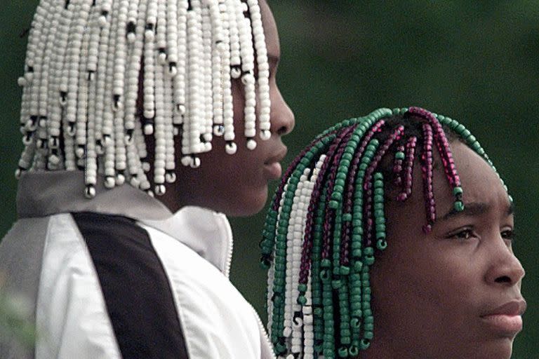 Venus Williams (derecha) junto a su hermana Serena, durante una sesión de calentamiento antes del inicio del juego en Wimbledon, el jueves 26 de mayo de 1997.