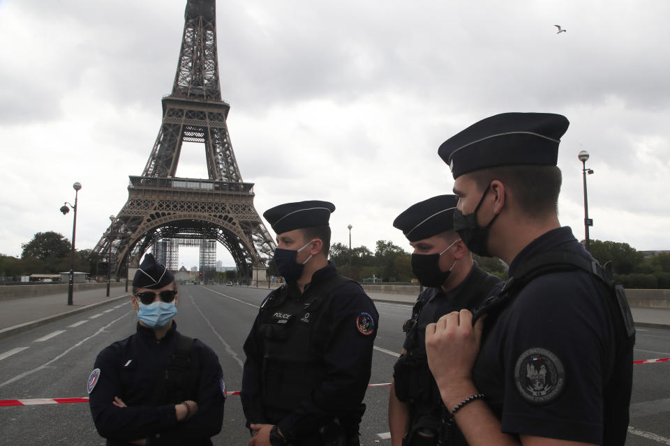 La policía de París cerró la zona que rodea la Torre Eiffel después de una falsa amenaza de bomba, el miércoles 23 de septiembre de 2020. (AP Foto/Michel Euler)