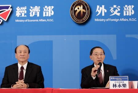 Taiwan's Economic Affairs Minister Chang Chia-Juch (2nd L) and Foreign Minister David Lin (R) attend a news conference in Taipei November 7, 2013. REUTERS/Pichi Chuang