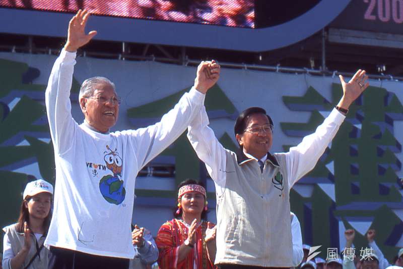 前總統李登輝。右為陳水扁。（新新聞資料照）