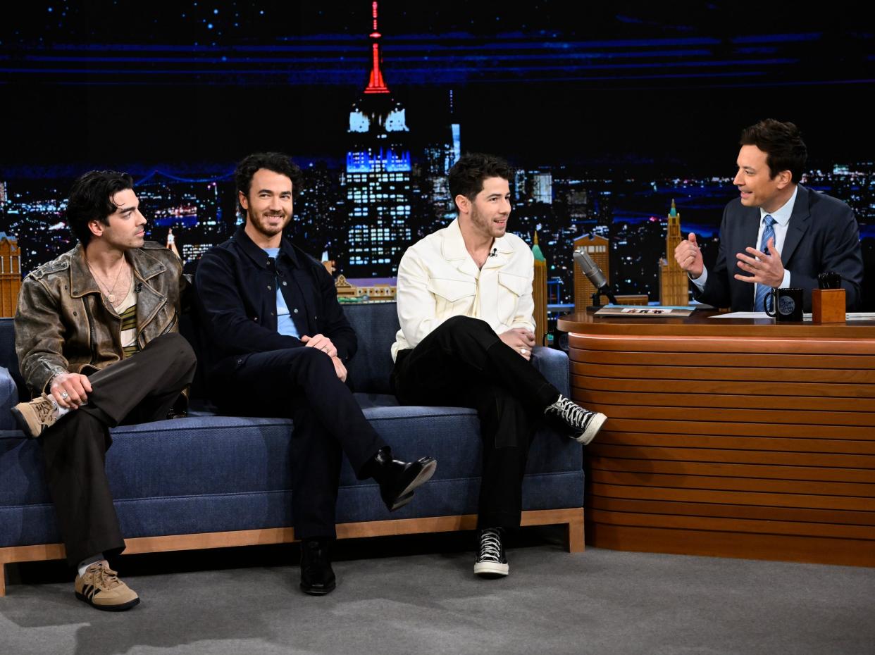A picture of the Jonas Brothers on The Tonight Show.