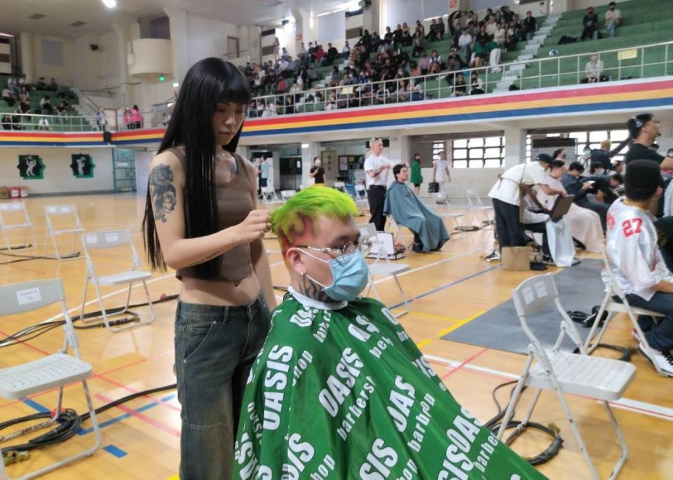 引領流行風潮，全台百位Barber's 男士理髮大師，在建國科大競技。（圖：李河錫攝）