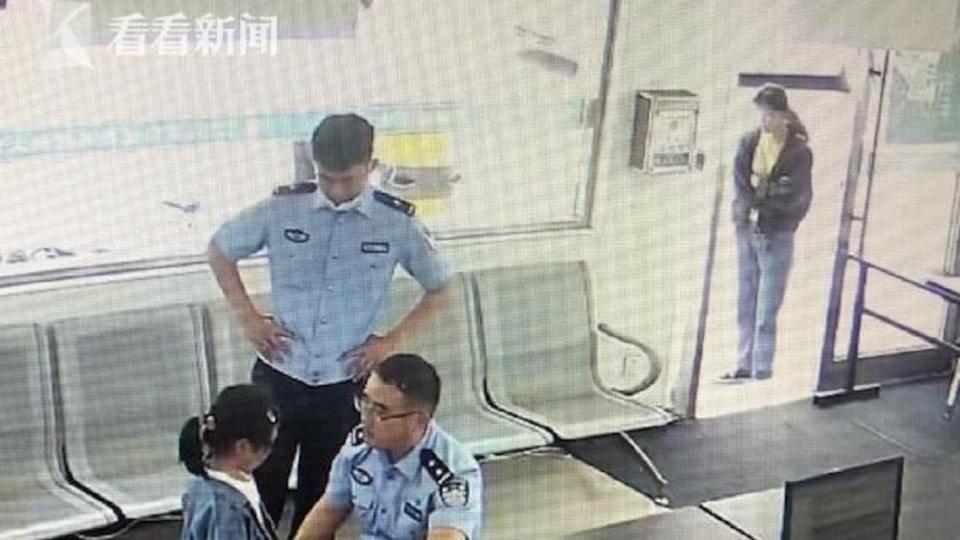 得知實情後，員警對這名小女童進行機會教育。（圖／翻攝自看看新聞）