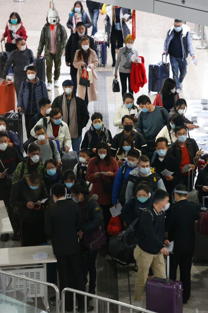 2020年1月27日，香港高鐵西九龍站的入境旅客、大部分都戴上口罩。