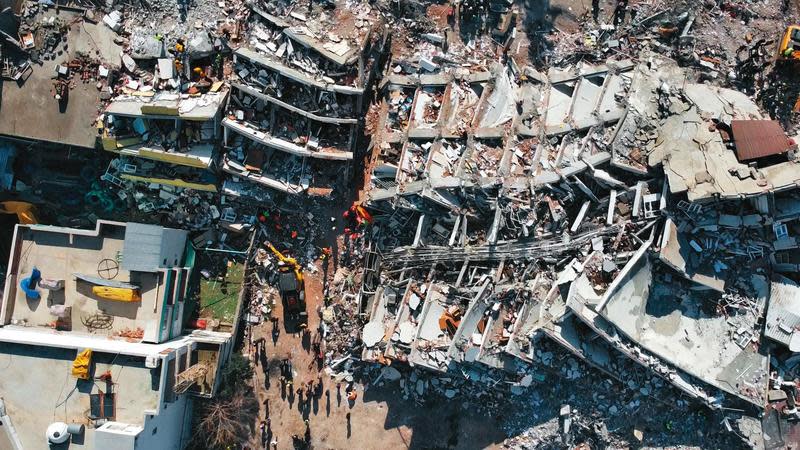 土耳其南部多省遭逢世紀強震，導致高樓建築倒塌扭曲，令人怵目驚心。（消防署提供）