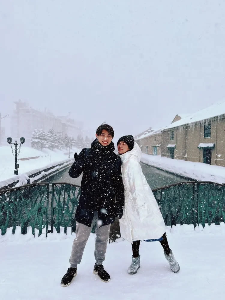 賴慧如與男友在北海道雪地留下幸福的合影。賴慧如提供