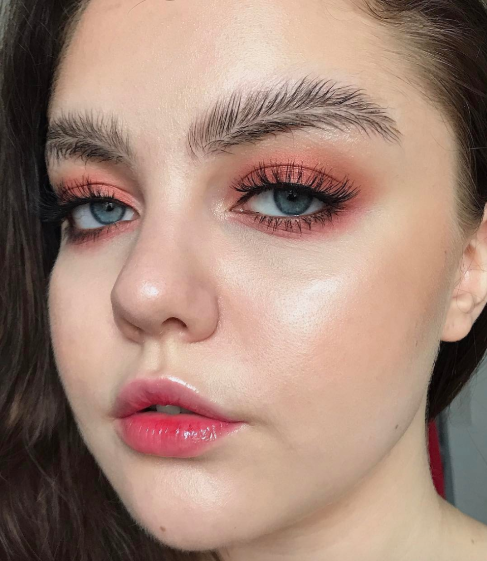 Beauty bloggers on Instagram have invented an eyebrow style called #FeatherBrow that literally look like feathers, and it's causing division among commenters.