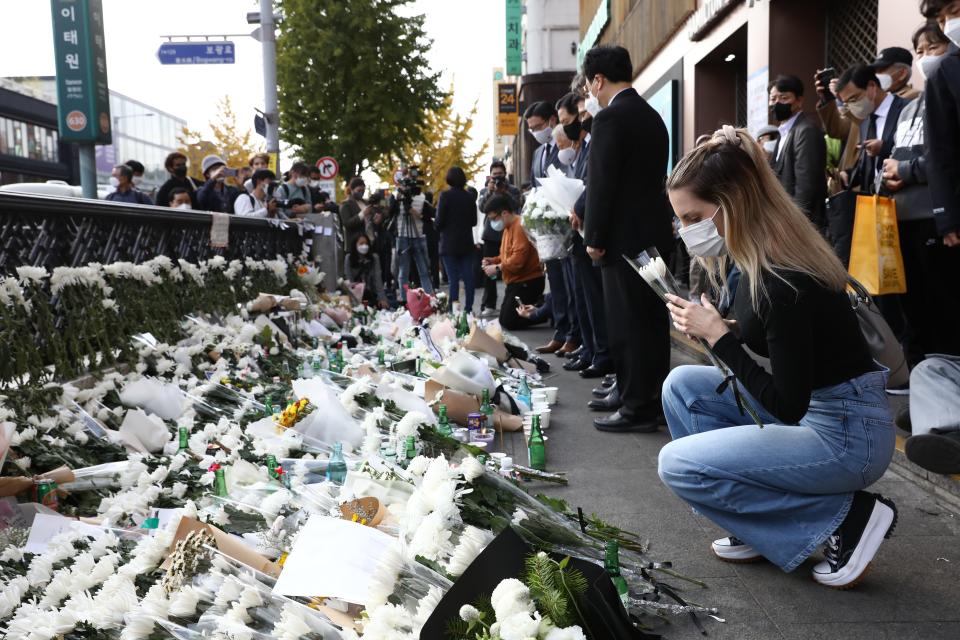 A woman pays tribute for the victims of the Halloween celebration stampede, on the street near the scene on 31 October 2022 in Seoul, South Korea (Getty Images)